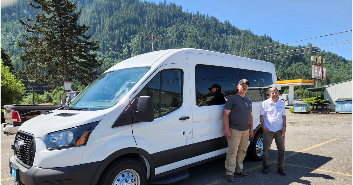 white 10 passenger van